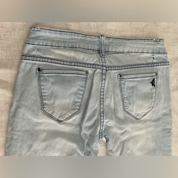 VIP Jeans Women's Size 5/6 Distressed Stretch Light Wash Denim Jeans - Picture 3 of 13